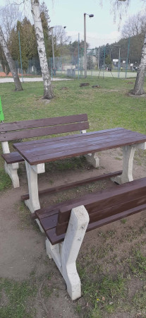 Sezení u hřiště